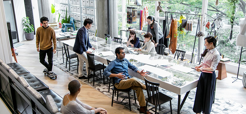 オフィスで働く人々