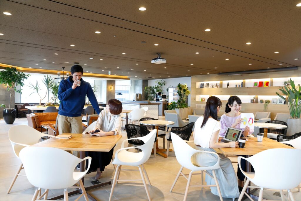 オフィス　フリーアドレス　カフェ