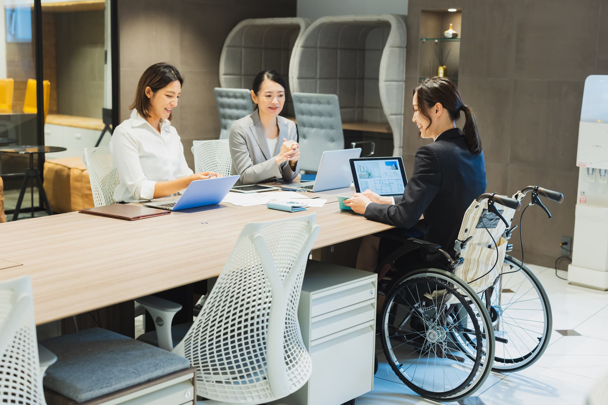 オフィス　車椅子　バリアフリー