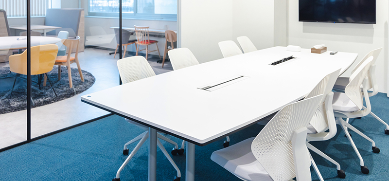 オフィス　会議室　ミーティングテーブル