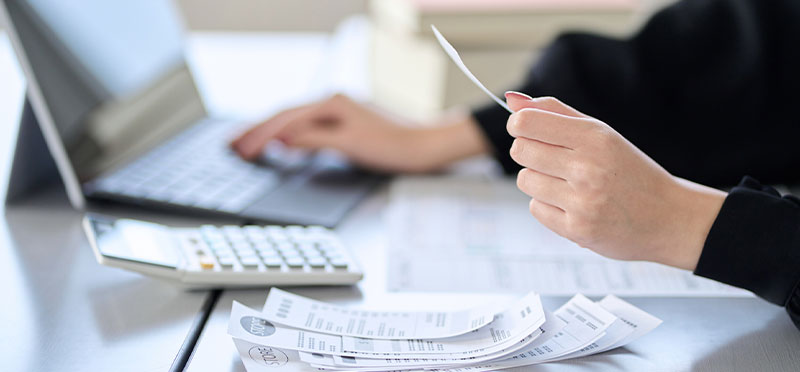 経費を入力する女性の手